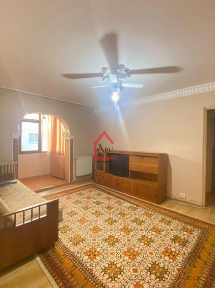 Apartament cu 3 camere semidecomandat, mobilat în Alexandru cel Bun