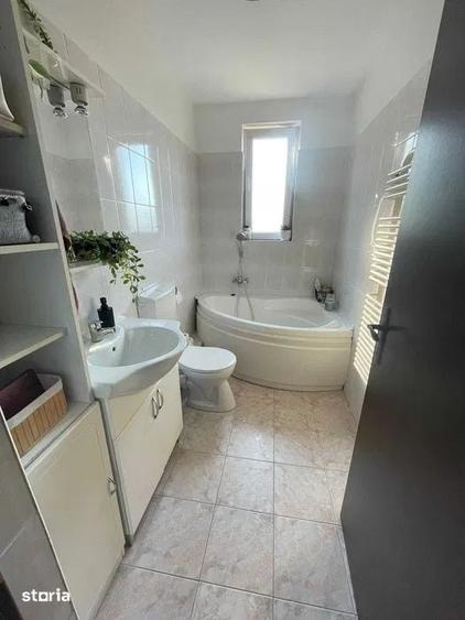 Apartament cu 4 camere decomandat în Europa