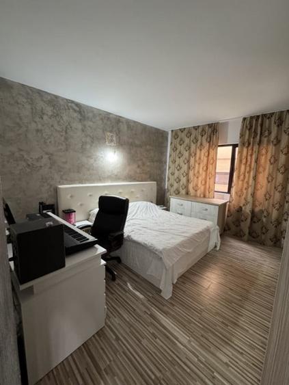 Casă individuală cu 9 camere cu Canalizare în B-dul București