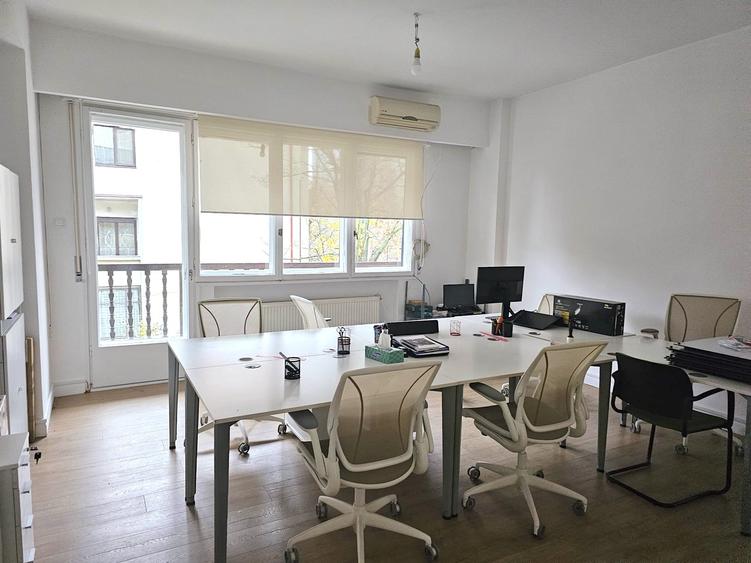 Casă individuală cu 11 camere cu Teren 400 Mp în Primăverii