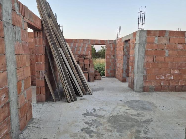 Casă cu 4 camere cu Teren 500 Mp în Roșu