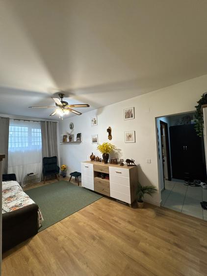 Apartament cu 3 camere semidecomandat în Titan