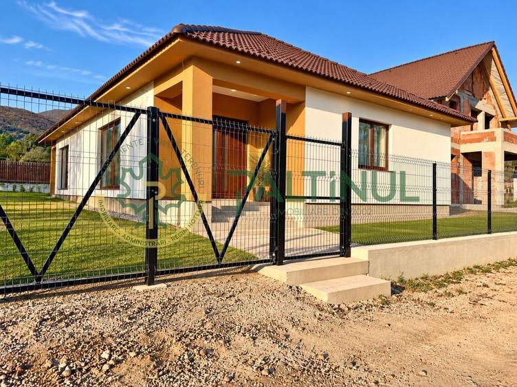 Casă individuală cu 4 camere cu Teren 357 Mp în Periferie
