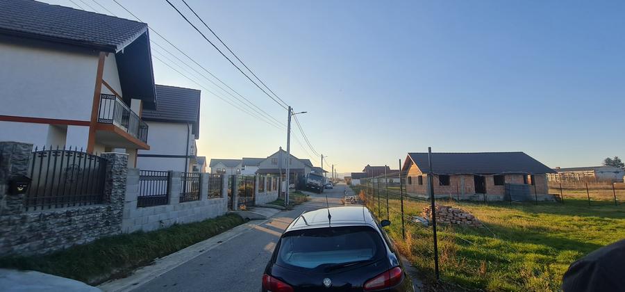 Vand teren situat in localitatea Cristian, pe strada II, - 4