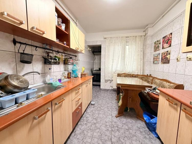 APARTAMENT 4 CAMERE DE VANZARE - 200 M METROU APARATORII PATRIEI - 11