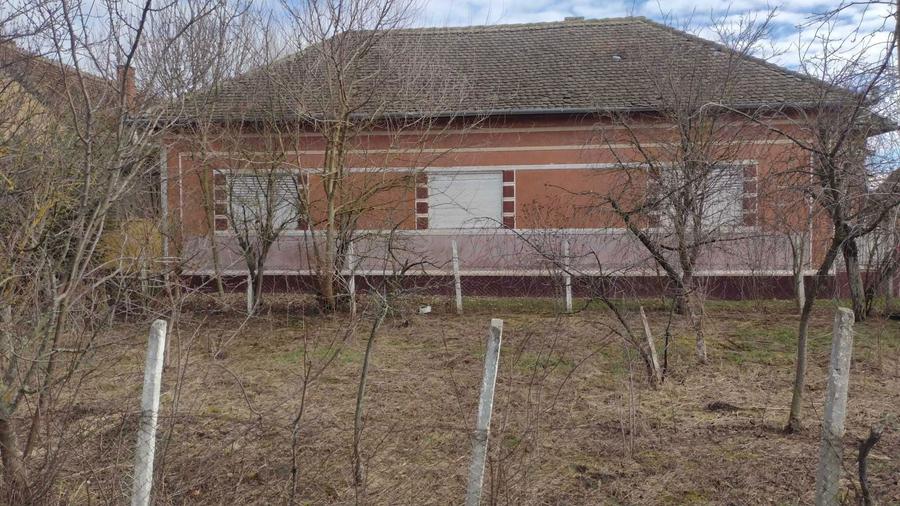 Casa de vanzare cu gradina - 1