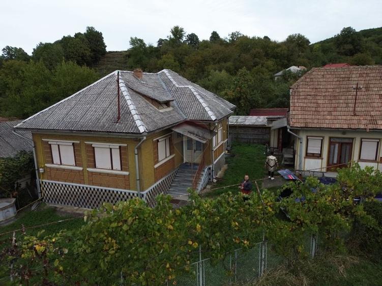 Casă din caramida cu 4 camere de vânzare in Bucumi MM langa DN - 7