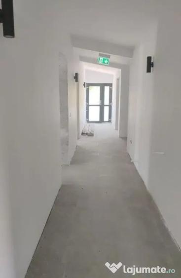 Spațiu comercial, de 386 mp, în Bălteni