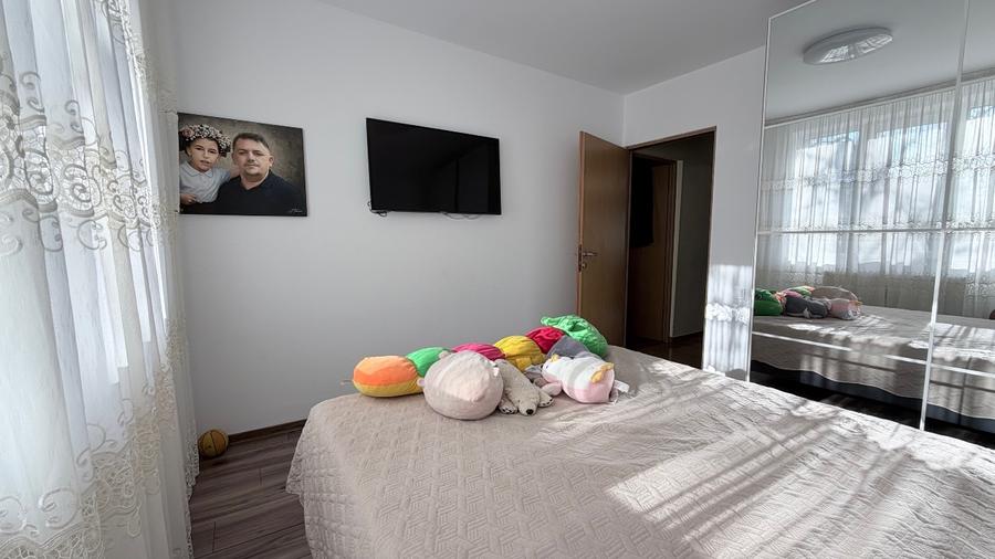 Apartament cu 4 camere decomandat, mobilat în Titan
