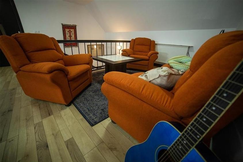 De vanzare 2 vile deosebite cu activitate hoteliera in zona turistica din jud. M - 9