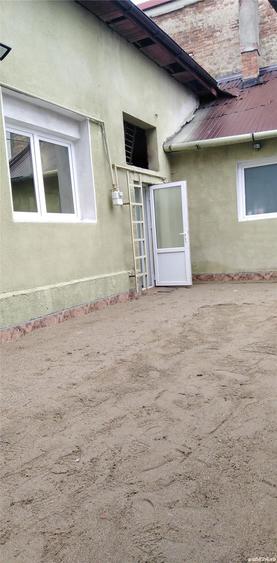 sp comercial 180mp util curte 37mp langa Piata Catedralei - 2