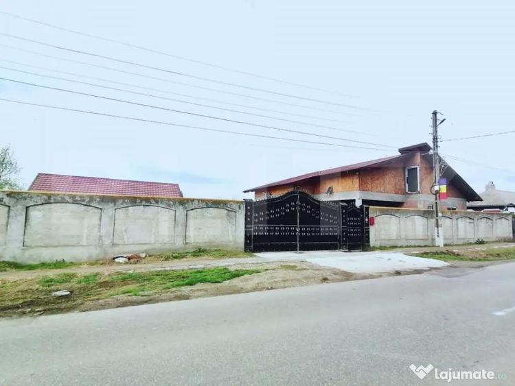 Casă cu 7 camere cu Teren 1600 Mp în Bâra