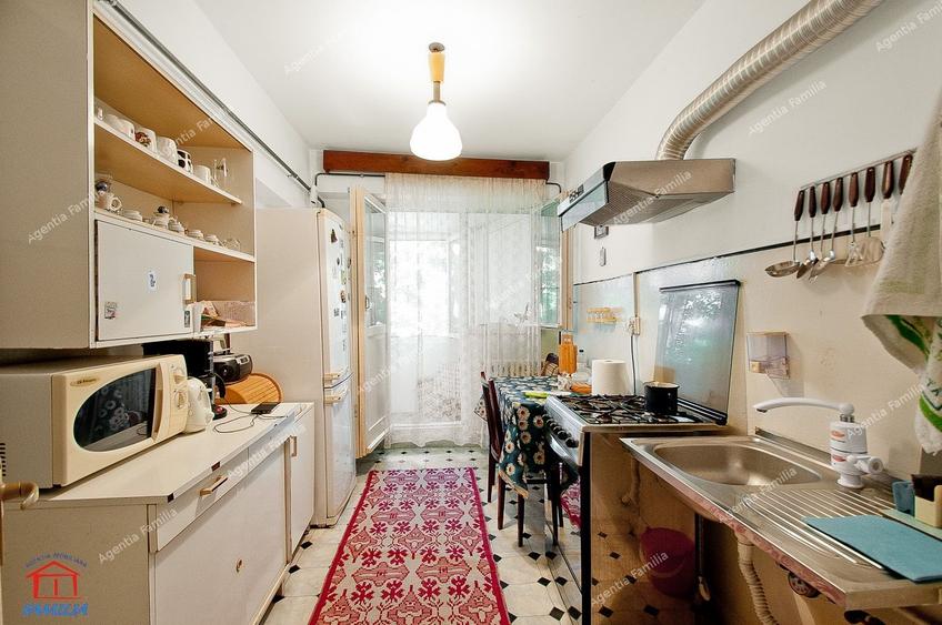Apartament cu 3 camere decomandat, mobilat în