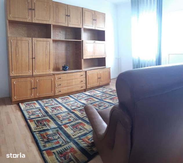 Apartament cu 3 camere decomandat în Cornișa