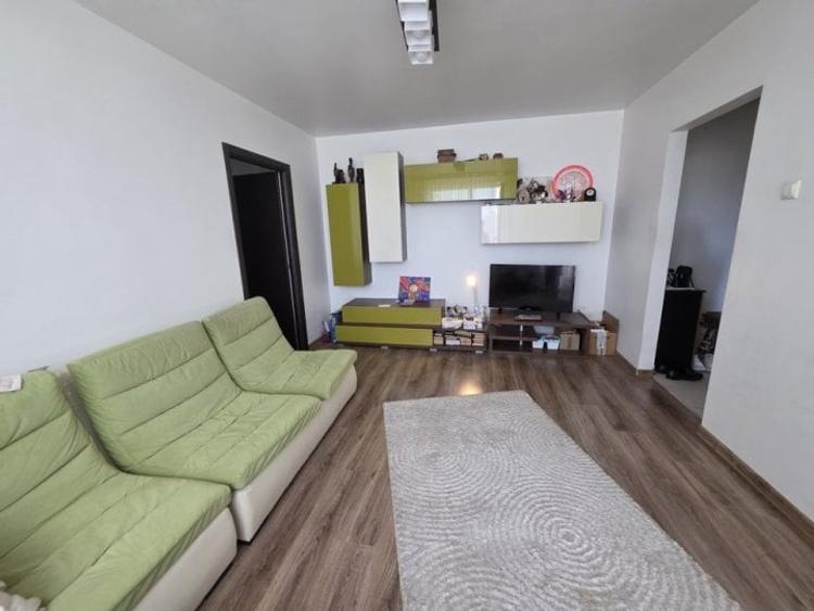 Apartament cu 3 camere semidecomandat în Abator