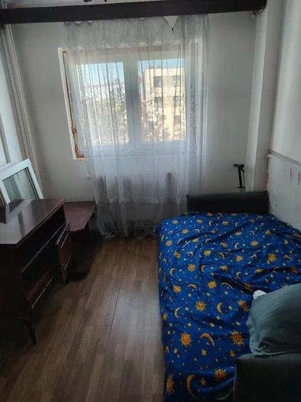 Apartament cu 3 camere semidecomandat în Berceni
