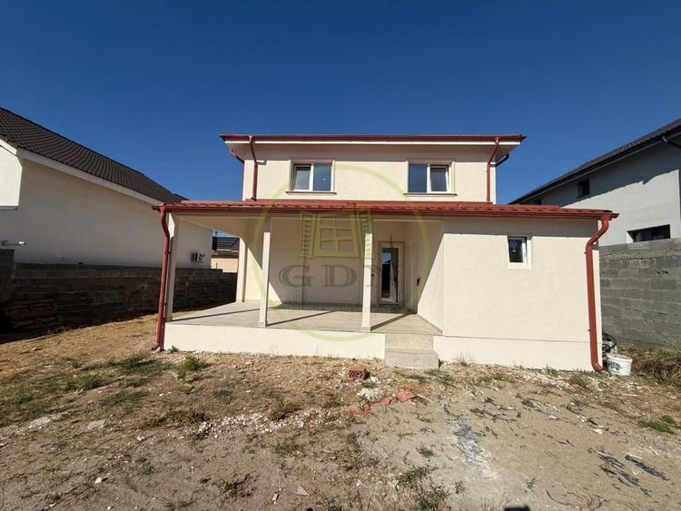 Casă individuală cu 4 camere cu Canalizare în Preajba