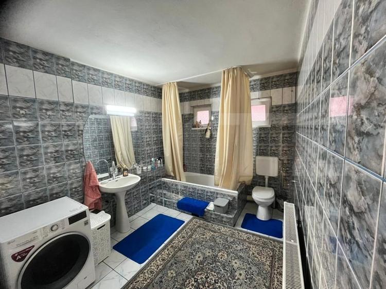 Casă individuală cu 8 camere cu Canalizare în Cetate