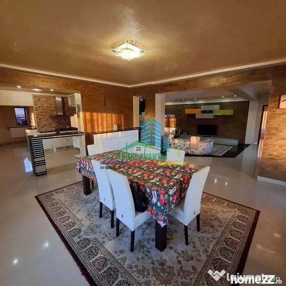 Casă cu 7 camere cu Teren 953 Mp în Central