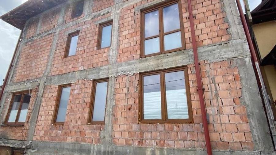 Casă individuală cu 9 camere cu Teren 400 Mp în Nord