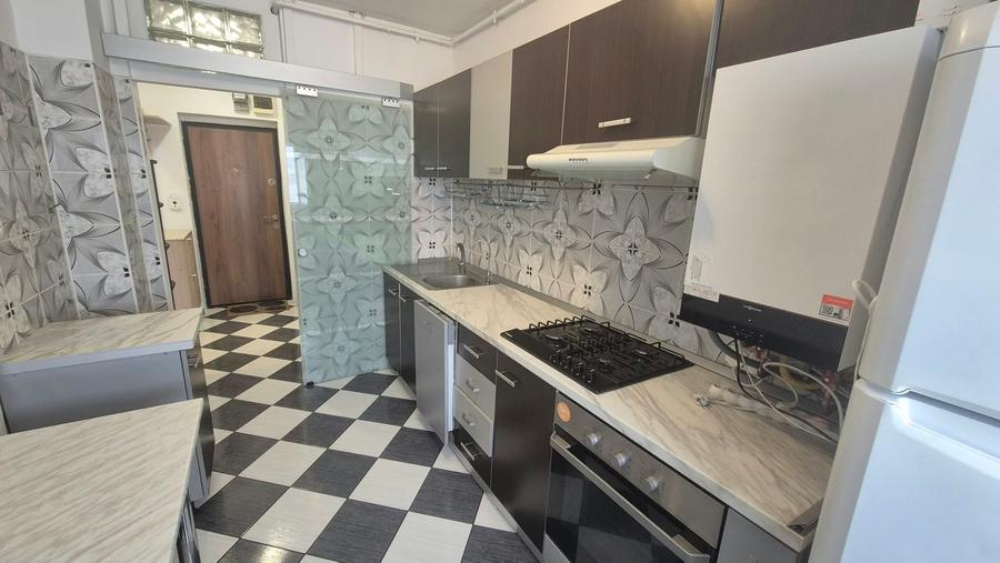 Apartament cu 3 camere semidecomandat în Obor