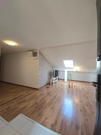 Apartament cu 4 camere semidecomandat în Dobroești
