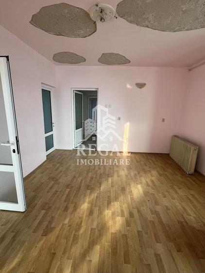 Casă individuală cu 8 camere cu Canalizare în Boș