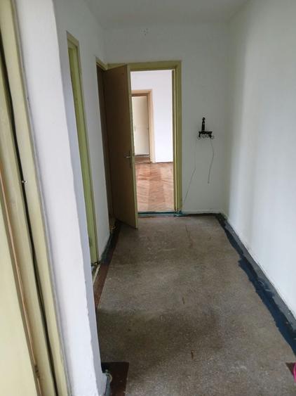 Apartament cu 3 camere semidecomandat în Valea Rosie
