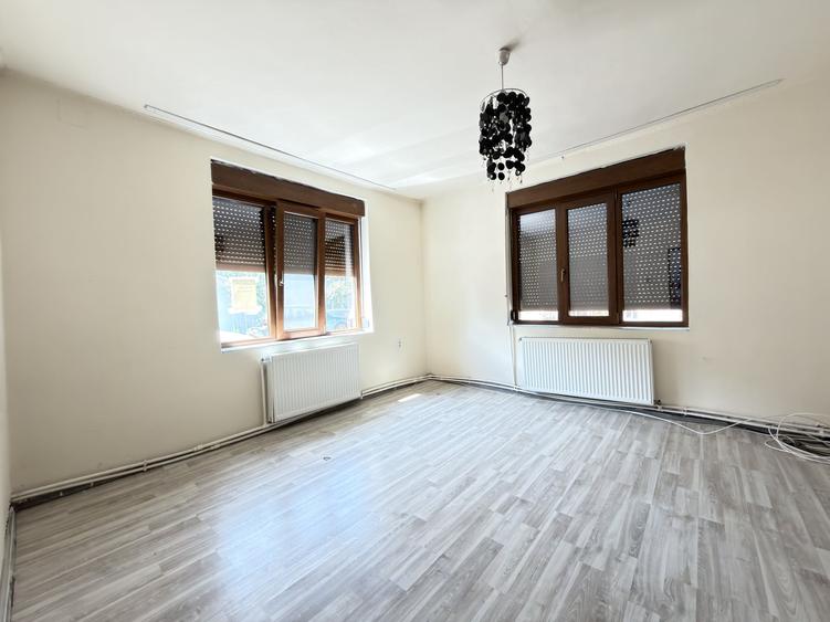 Casă individuală cu 6 camere cu Canalizare în Ghiroda