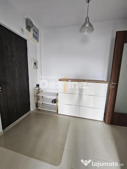 Apartament cu 3 camere semidecomandat în 1 Mai