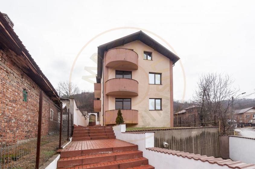 Casă individuală cu 8 camere cu Canalizare în Izvorani