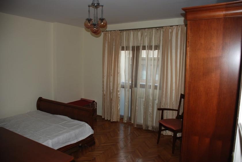 Apartament cu 3 camere semidecomandat, mobilat în Dorobanți