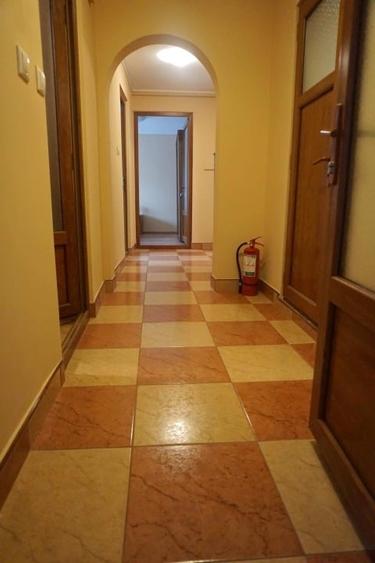 Apartament cu 3 camere decomandat, mobilat în Faleza Nord