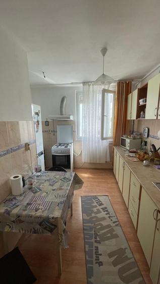 Apartament cu 3 camere decomandat în Drumul Taberei