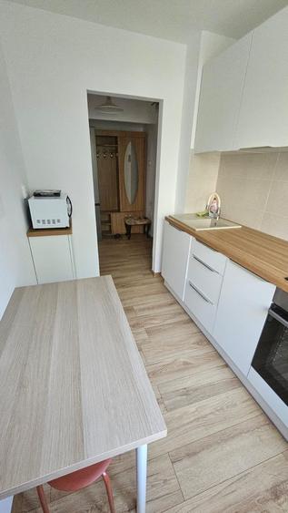 Apartament cu 3 camere semidecomandat, mobilat în Lujerului