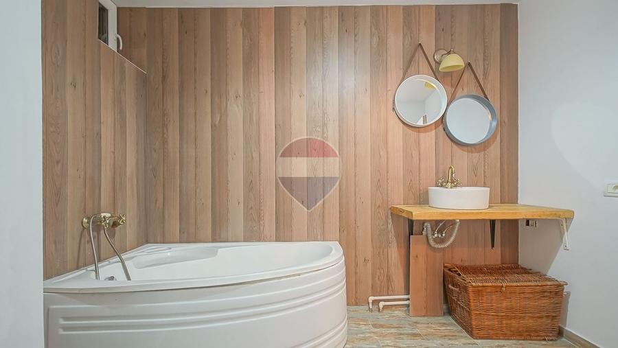 Apartament cu 3 camere semidecomandat, mobilat în Schei