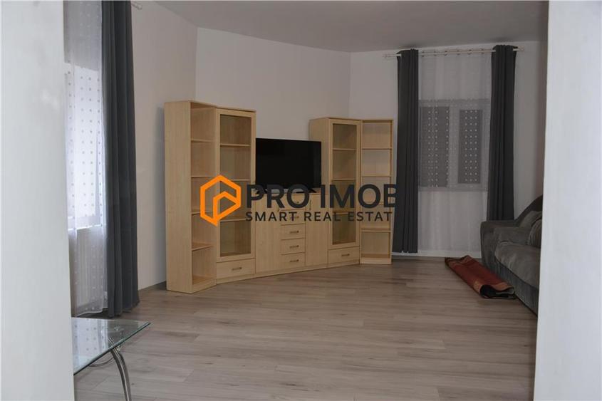 Casă individuală cu 9 camere cu Canalizare în 1 Decembrie