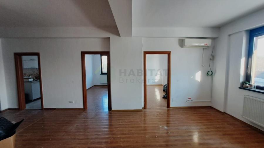 Apartament cu 3 camere semidecomandat în Jiului