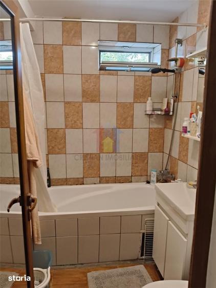 Apartament cu 3 camere semidecomandat în Calea Galați