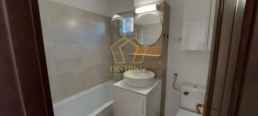 Apartament cu 3 camere semidecomandat, mobilat în Complex Studențesc