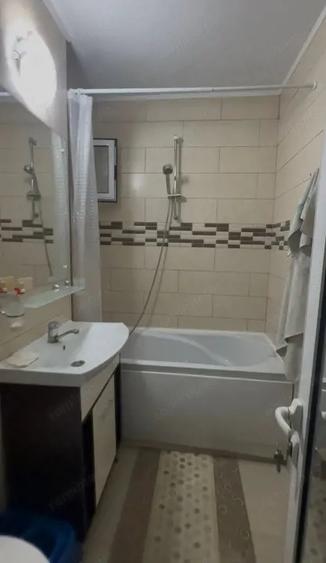 Apartament cu 3 camere semidecomandat, mobilat în Micro 17