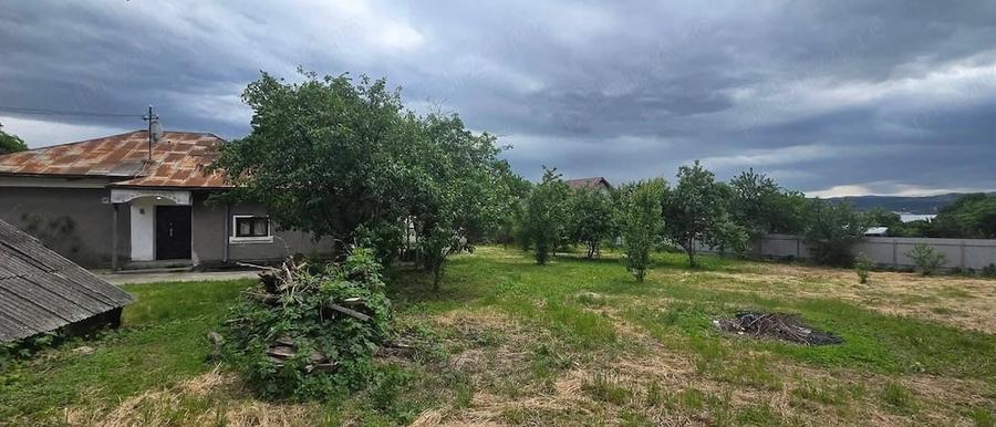 Casă cu Teren 1700 Mp în Gioseni