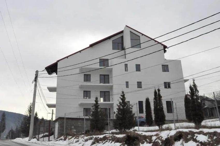 Casă individuală cu 12 camere cu Canalizare în Poiana Țapului