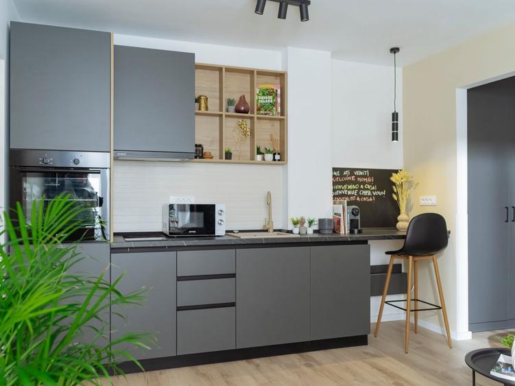 Apartament cu 3 camere semidecomandat, mobilat în