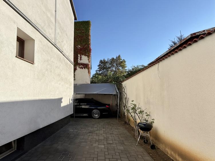 Casă cu 4 camere cu Teren 300 Mp în Ultracentral