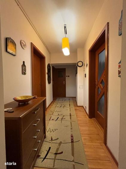 Apartament cu 4 camere decomandat în Rovine