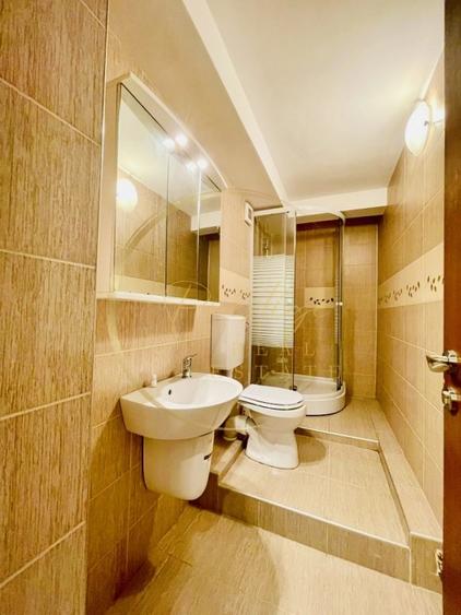 Apartament cu 4 camere semidecomandat în Central