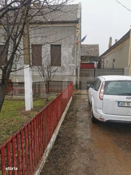 Casă cu 4 camere cu Teren 1500 Mp în Central