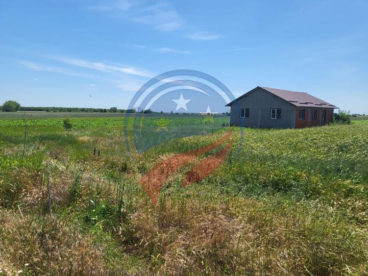 Casă individuală cu 4 camere cu Teren 5100 Mp în Leu