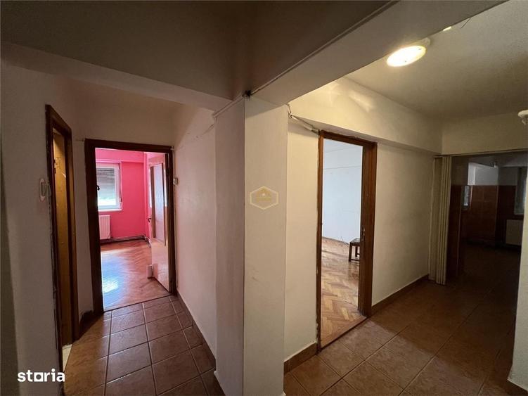 Apartament cu 4 camere în Micro 16